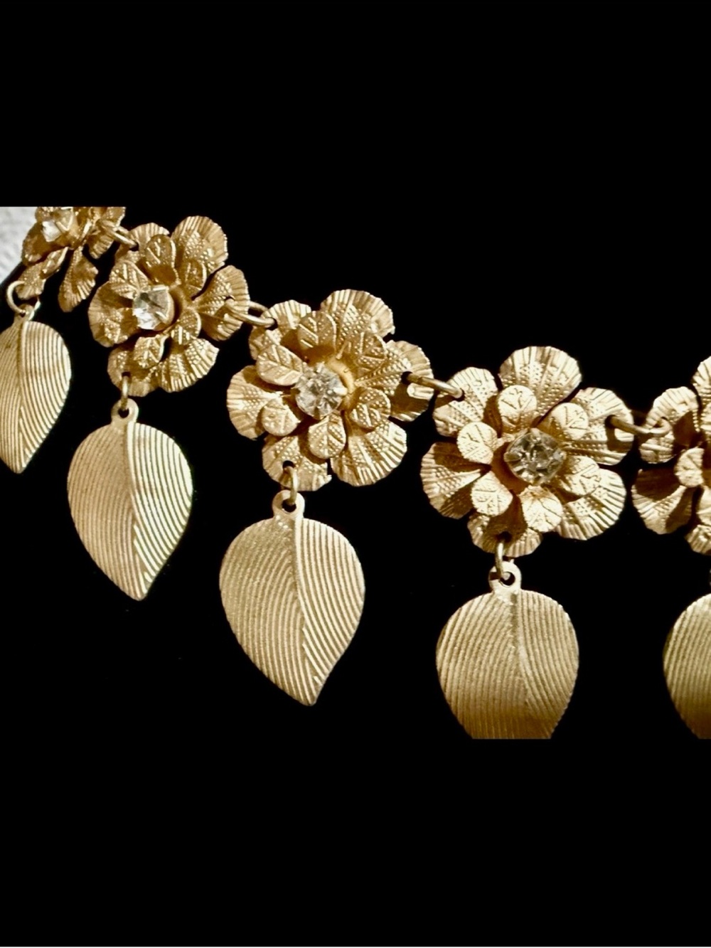 Vintage Detailed Gold Floral Leaf Collar Necklace - Stunning - Picture 3 of 3